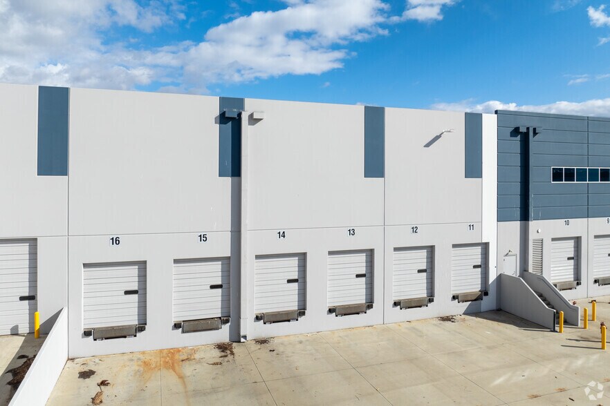 26871 San Bernardino Ave, Redlands, CA à louer - Photo du bâtiment - Image 2 de 5