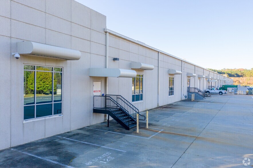 2405 Commerce Ave, Duluth, GA à louer - Photo du bâtiment - Image 3 de 5