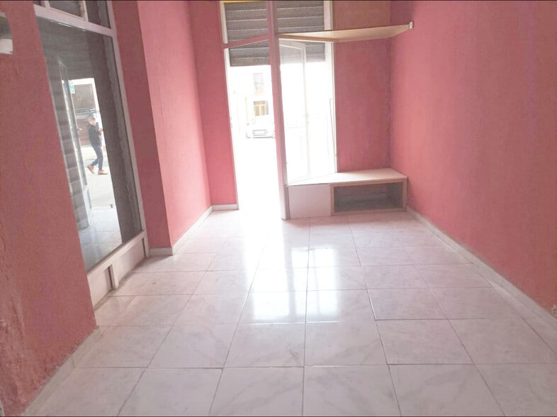 Retail in Elche for lease - Interior Photo - Image 1 of 4