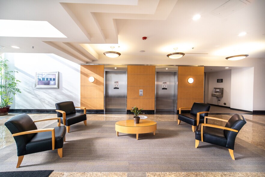 22260 Haggerty Rd, Northville, MI à louer - Hall d’entrée - Image 3 de 10