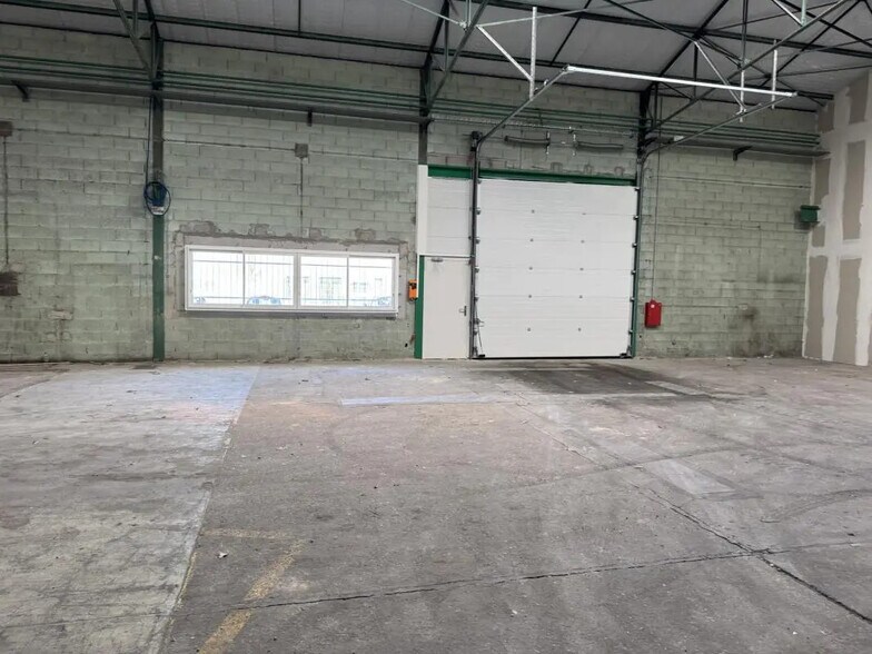 Flex in Reyrieux for lease - Interior Photo - Image 2 of 5