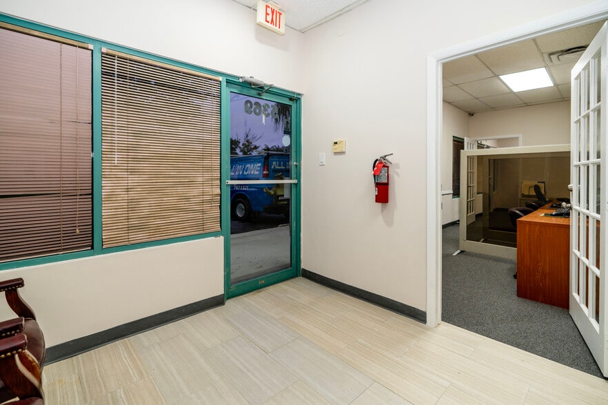 5369 N Nob Hill Rd, Sunrise, FL for lease - Building Photo - Image 3 of 11