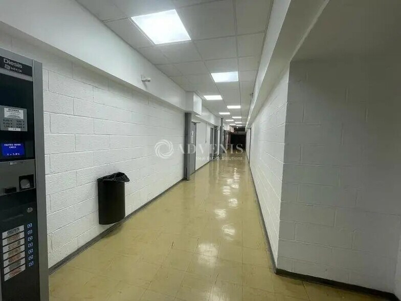 5 Rue Des Frères Lumière, Plaisir à louer - Photo intérieure - Image 2 de 10