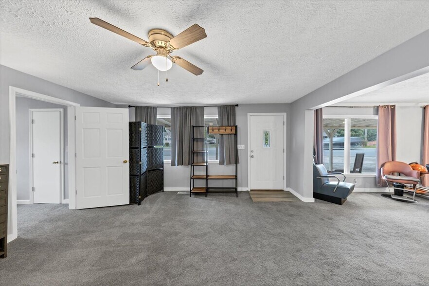 6071 N Main St SE, Acworth, GA à vendre - Photo intérieure - Image 3 de 65