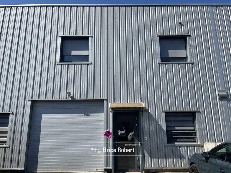 Bureau dans Vénissieux à louer - Photo du bâtiment - Image 2 de 2