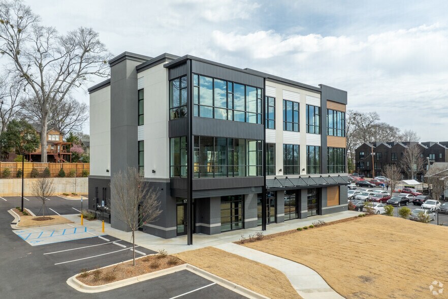 17 E Stone Ave, Greenville, SC à louer - Photo du bâtiment - Image 1 de 12