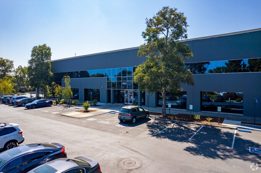 1605 Adams Dr, Menlo Park, CA à louer - Photo du bâtiment - Image 1 de 7