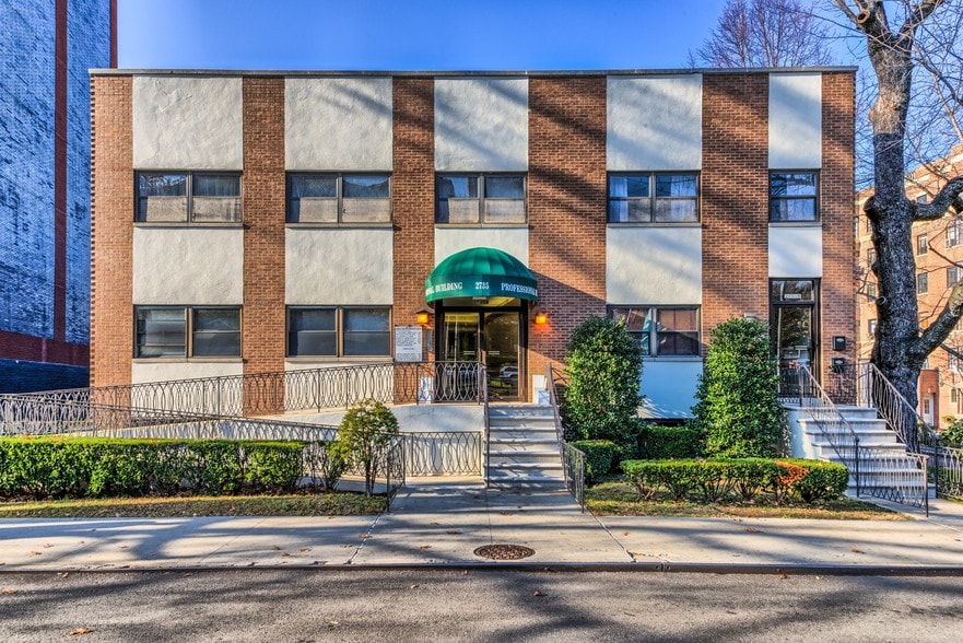 2735 Henry Hudson Pkwy, Bronx, NY for lease - Primary Photo - Image 1 of 16