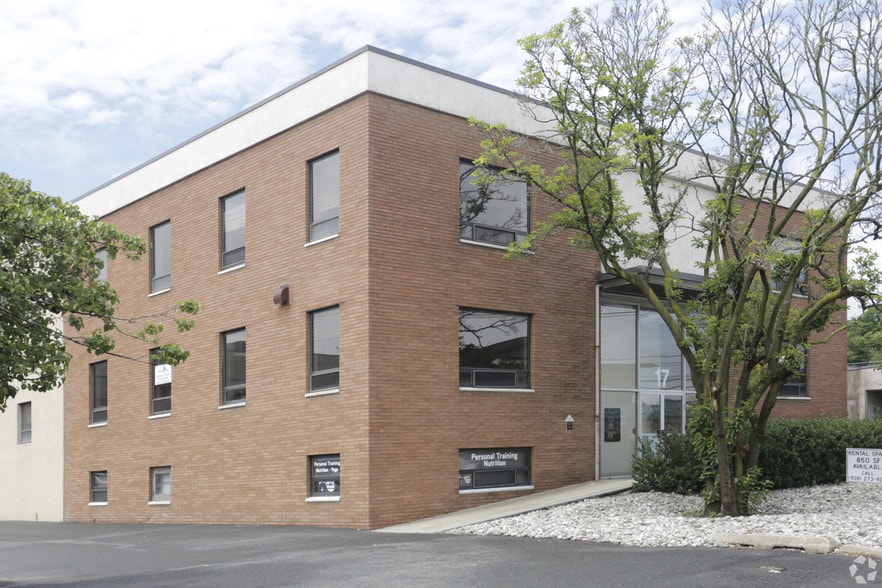 Prisco Building portfolio of 2 properties for sale on LoopNet.ca - Primary Photo - Image 2 of 2