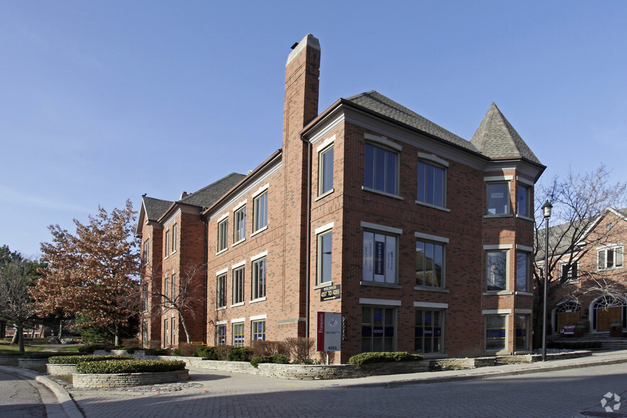 4257-4265 Sherwoodtowne Blvd, Mississauga, ON for lease - Building Photo - Image 3 of 9