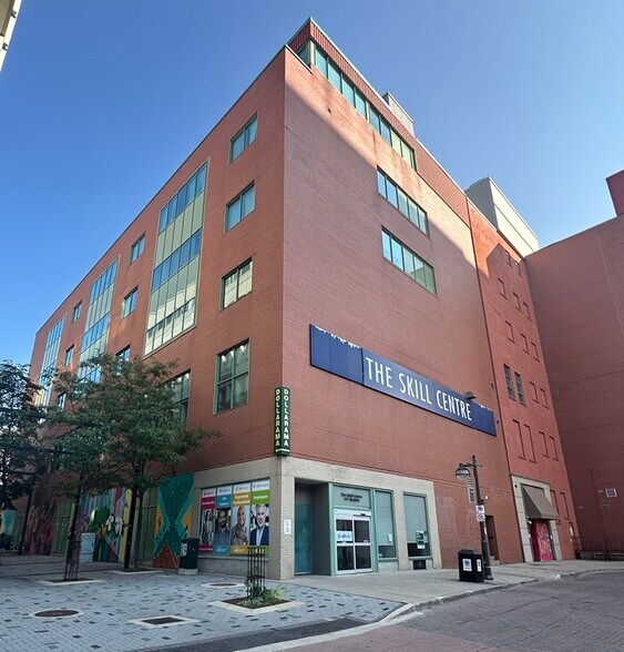 141 Dundas St, London, ON à vendre - Photo du bâtiment - Image 2 de 12