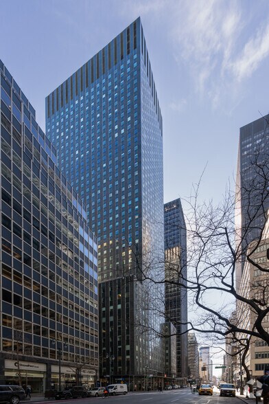633 Third Ave, New York, NY à louer - Photo du bâtiment - Image 1 de 1
