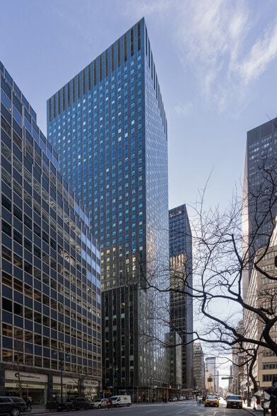 633 Third Ave, New York, NY à vendre - Photo du bâtiment - Image 2 de 22