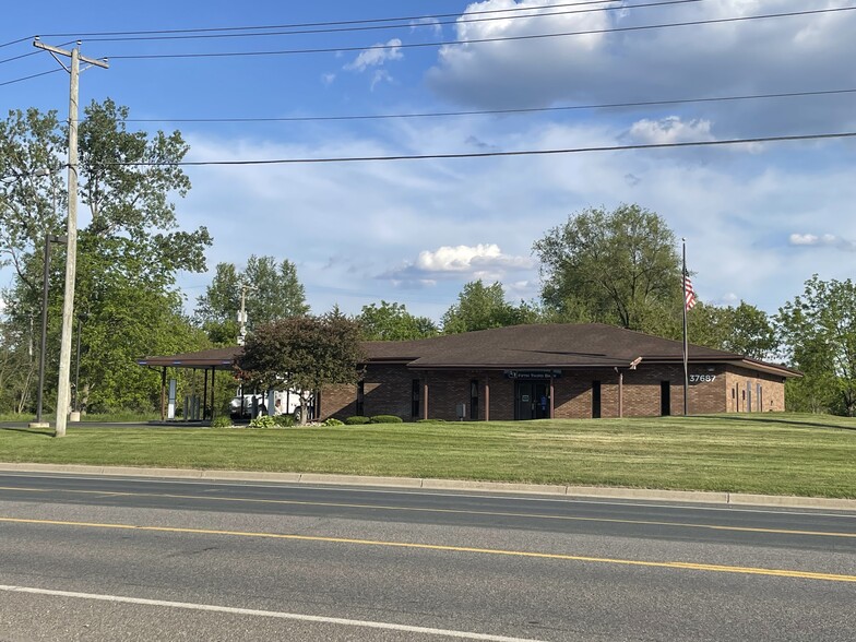 37687 W Red Arrow Hwy, Paw Paw, MI for sale - Primary Photo - Image 1 of 1