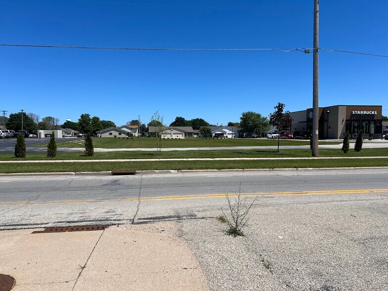 2000 Freedom Rd, Little Chute, WI for sale - Building Photo - Image 1 of 1