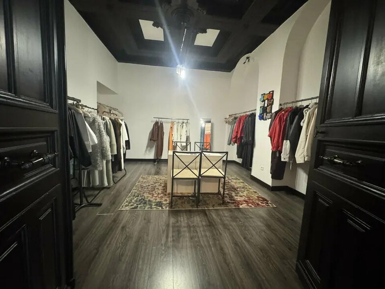 Retail in Paris for sale - Interior Photo - Image 2 of 3