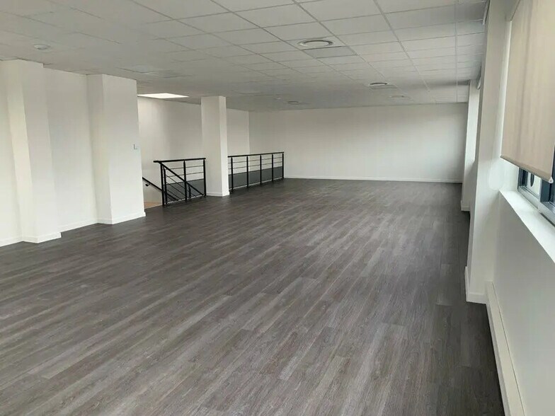 Flex dans Saint-Quentin-Fallavier à louer - Photo du bâtiment - Image 1 de 13