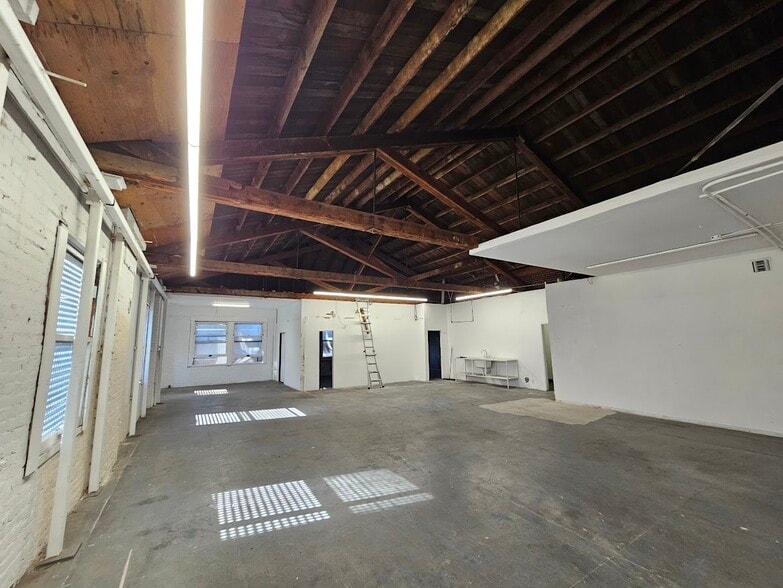 3326 S Main St, Los Angeles, CA for lease - Building Photo - Image 3 of 11