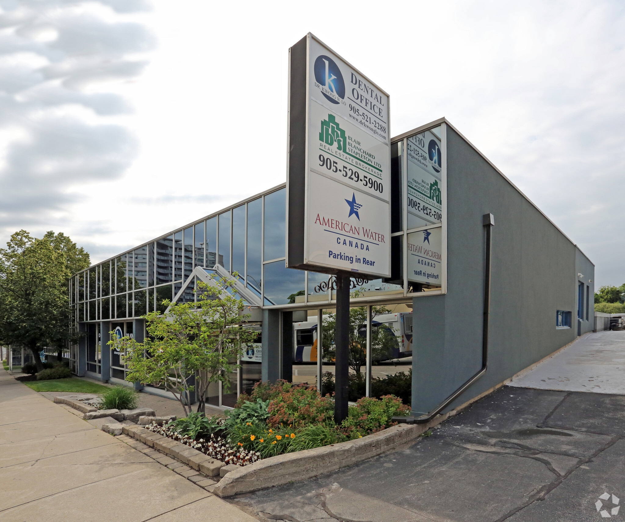 701 Main St W, Hamilton, ON for sale Primary Photo- Image 1 of 1