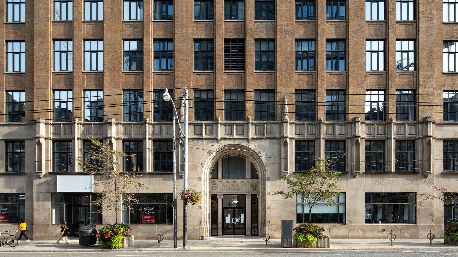 317 Adelaide St W, Toronto, ON à louer Photo du bâtiment- Image 1 de 8