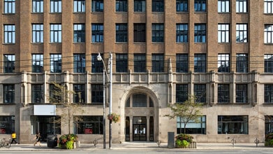 317 Adelaide St W, Toronto, ON à louer Photo du bâtiment- Image 1 de 8