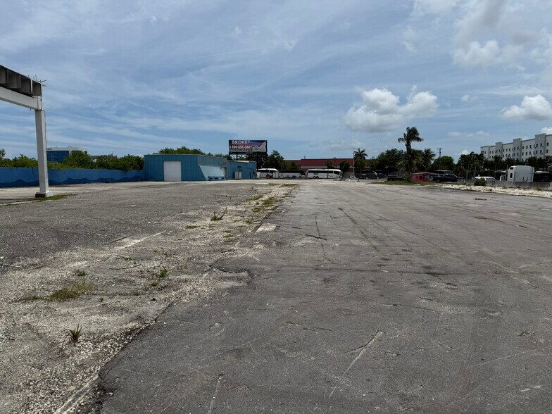 2051 Griffin Rd, Fort Lauderdale, FL à louer - Photo du bâtiment - Image 1 de 10