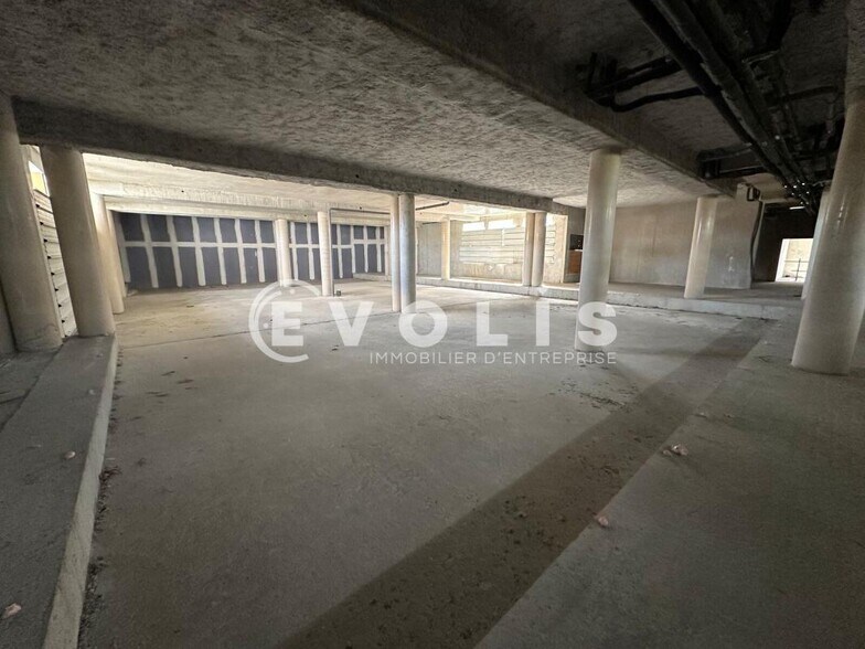 Flex in Noisy-le-Sec for lease - Interior Photo - Image 3 of 7