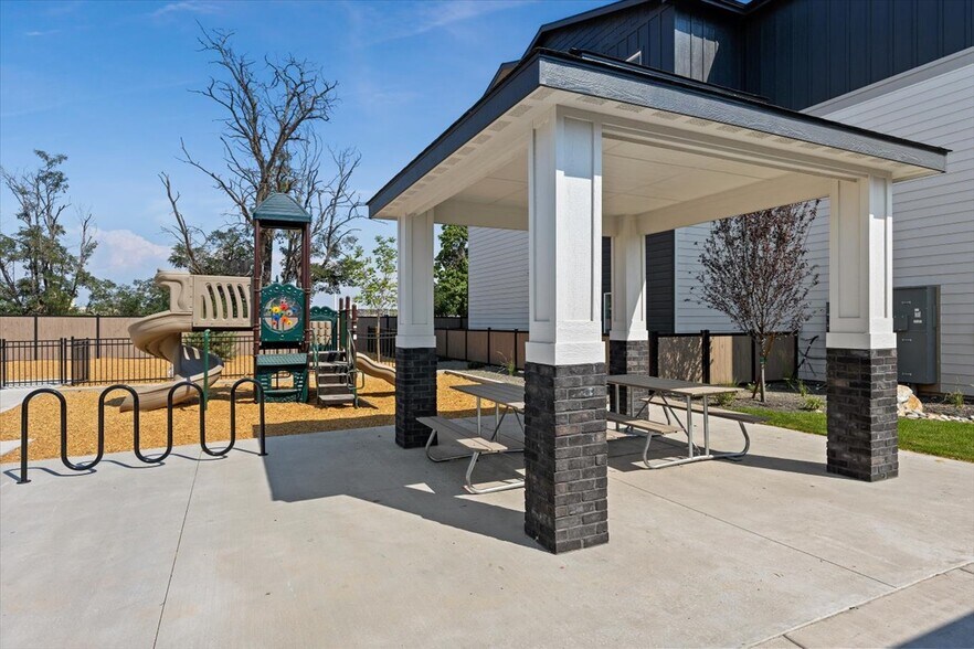 9926 W Sand Hill Dr, Nampa, ID à vendre - Photo du bâtiment - Image 2 de 20