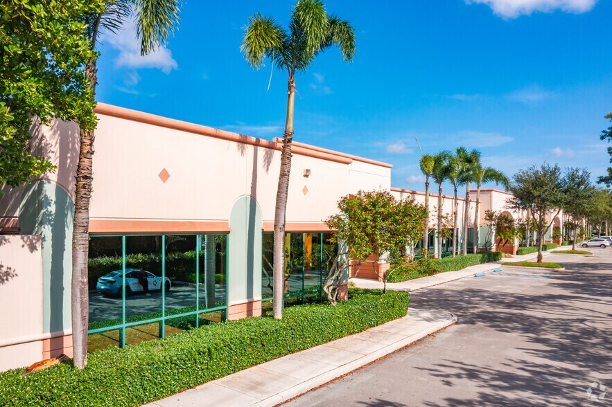2906-2990 Executive Way, Miramar, FL à louer - Photo du bâtiment - Image 1 de 6