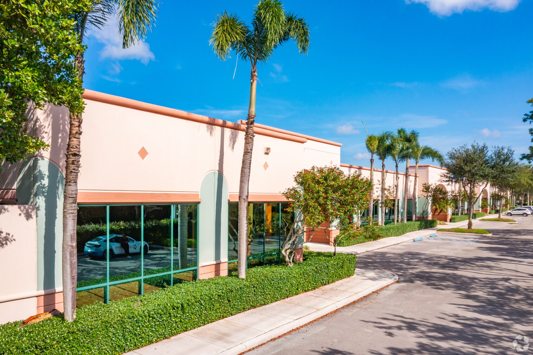2906-2990 Executive Way, Miramar, FL à louer Photo du bâtiment- Image 1 de 7