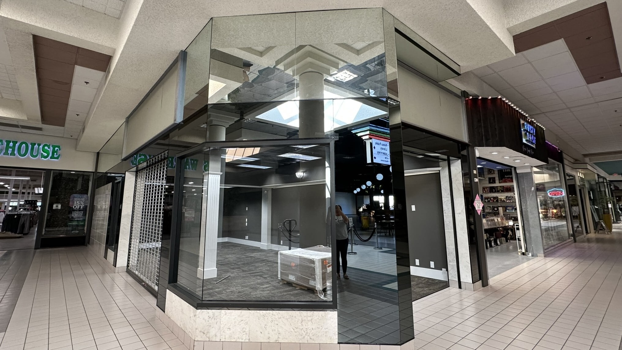 341-351 Three Rivers Dr, Kelso, WA for lease Interior Photo- Image 1 of 6