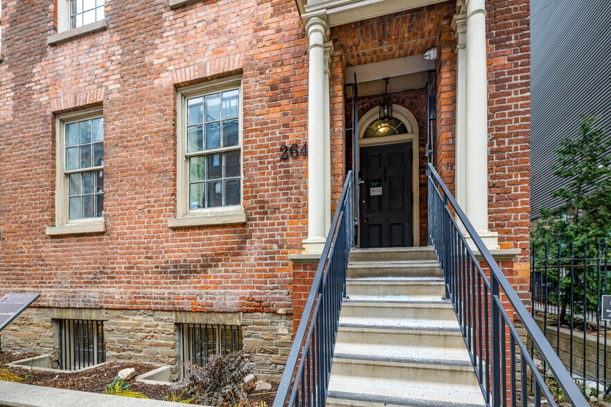 252-264 Adelaide St E, Toronto, ON à louer - Photo du bâtiment - Image 3 de 6