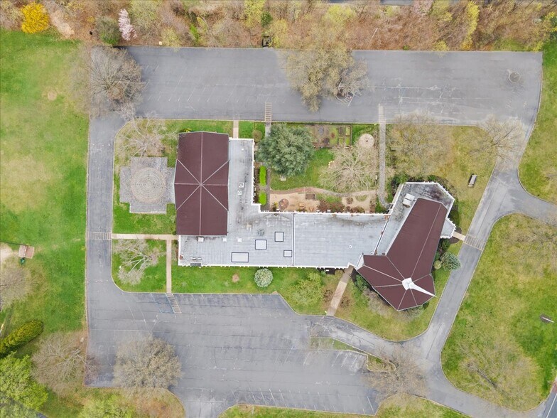 35 Middle Neck Rd, Port Washington, NY à louer - Photo du bâtiment - Image 3 de 9