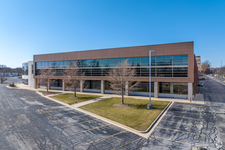 801 S 60th St, West Allis, WI for lease - Building Photo - Image 3 of 7