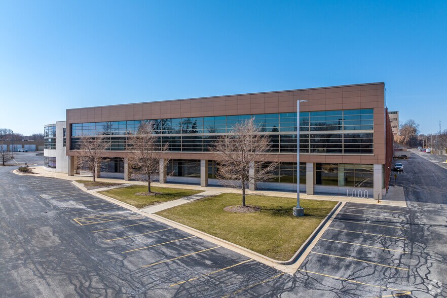 801 S 60th St, West Allis, WI à louer - Photo du bâtiment - Image 3 de 18