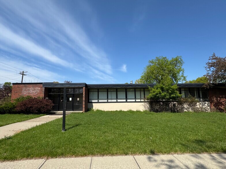 282 Grove Ave, Cedar Grove, NJ à louer - Photo du bâtiment - Image 1 de 5