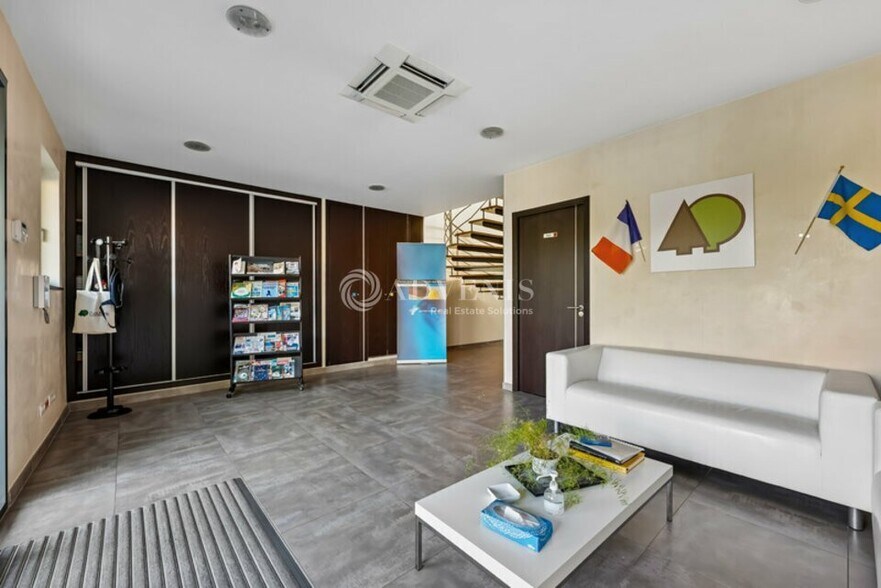 Office in Bussy Saint Martin for lease - Lobby - Image 3 of 12