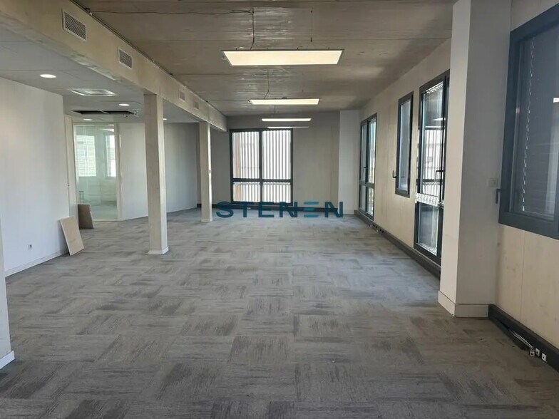 Office in Marseille for lease - Interior Photo - Image 3 of 5