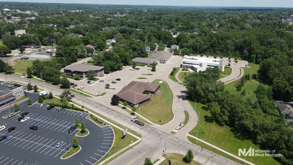 1707 S Park St, Kalamazoo, MI à louer - Vidéo sur l’inscription commerciale - Image 2 de 5