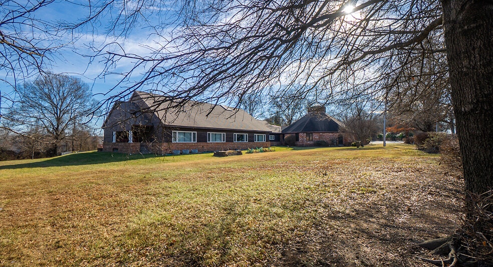 14301 Laurel Bowie Rd, Laurel, MD à vendre - Photo du bâtiment - Image 2 de 6