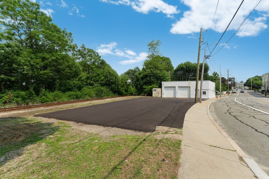 250 Manville rd, Woonsocket, RI à vendre - Photo du bâtiment - Image 2 de 9