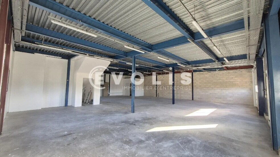 Flex in Chanteloup-en-Brie for lease - Interior Photo - Image 3 of 13