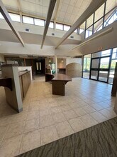 5520 Hedge Lane Ter, Shawnee, KS for sale Interior Photo- Image 2 of 5