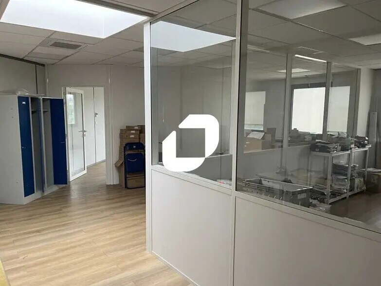 Office in Bron for lease - Interior Photo - Image 3 of 5