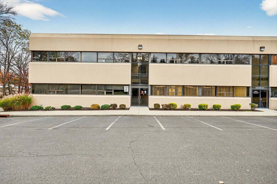 Office and Industrial Condo Portfolio portefeuille de 3 propriétés à vendre sur LoopNet.ca - Photo du bâtiment - Image 3 de 21