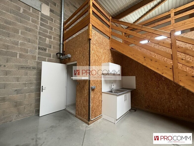Flex in Chartres for lease - Interior Photo - Image 1 of 11