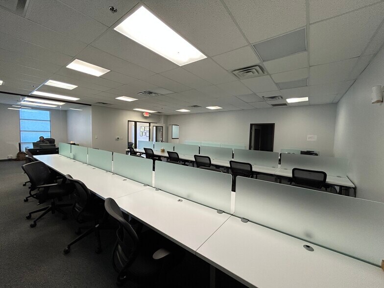 4700 Dexter Dr, Plano, TX à louer - Photo du bâtiment - Image 3 de 17