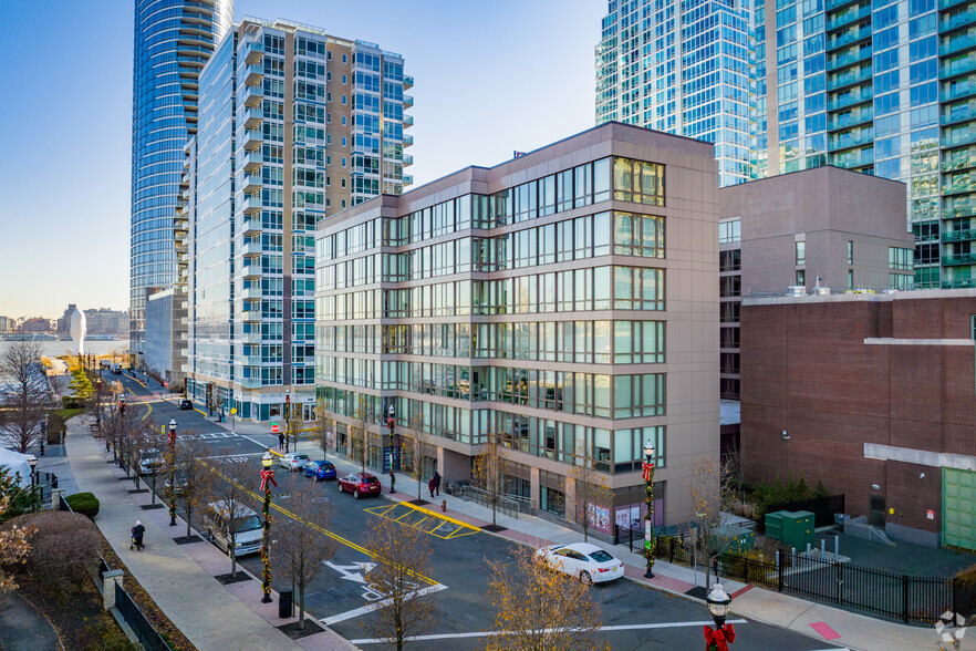 2 Shore Ln, Jersey City, NJ à louer - Photo du bâtiment - Image 2 de 8