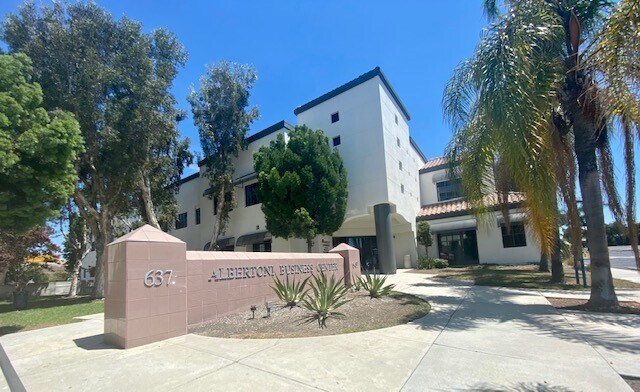 637 E Albertoni St, Carson, CA à louer - Photo du bâtiment - Image 2 de 12