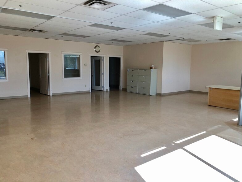 7203-7221 Roper Rd NW, Edmonton, AB for sale - Interior Photo - Image 3 of 9